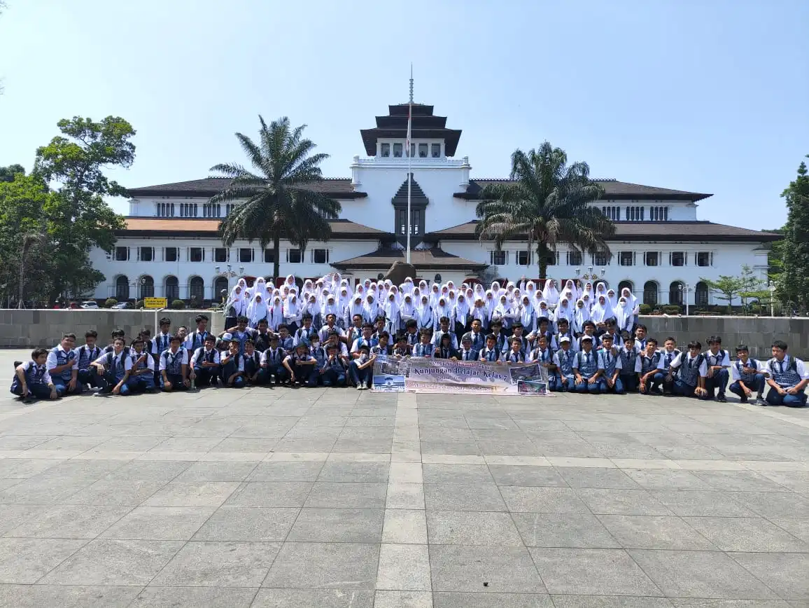 Kegiatan Field Trip ke Gedung Sate Angkatan IX SMPIT Nur Hikmah